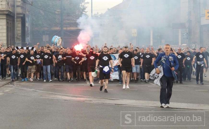 Navijači Željezničara krenuli prema stadionu Asim Ferhatović Hase