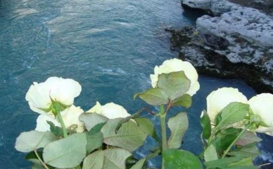 Bacanjem ruža u Drinu obilježena 25. godišnjica stradanja Bošnjaka