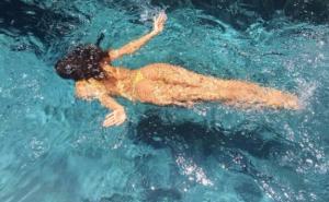 Irina Shayk pokazala seksi pozadinu