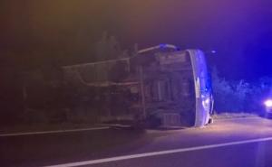 Prevrnuo se autobus, dvije osobe povrijeđene 