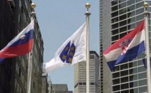 Zastava s ljiljanima prije 25 godina postavljena ispred zgrade UN-a