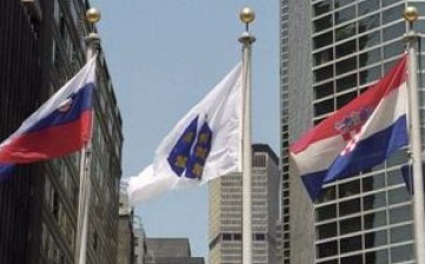 Zastava s ljiljanima prije 25 godina postavljena ispred zgrade UN-a