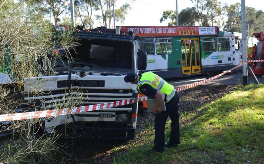 U sudaru tramvaja i kamiona u Melbourneu 29 povrijeđenih
