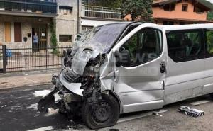 Radnik iz BiH teško povrijeđen u direktnom sudaru kombija i autobusa