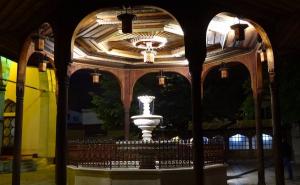 Šadrvani i majske ruže: Mala noćna šetnja kroz Sarajevo