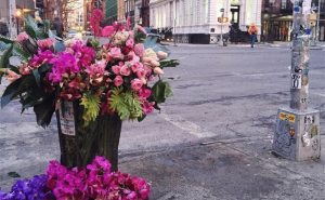 Umjetnik buketima daje jedinstveni pečat sivilu ulica