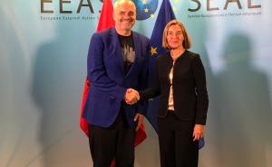 Premijer Albanije Edi Rama na sastanku s Mogherini u "party stylingu"