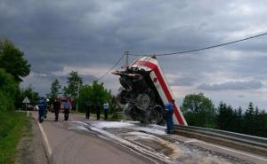 Težak udes kod Prijedora: Cisterna sletjela s puta, vatrogasci na terenu