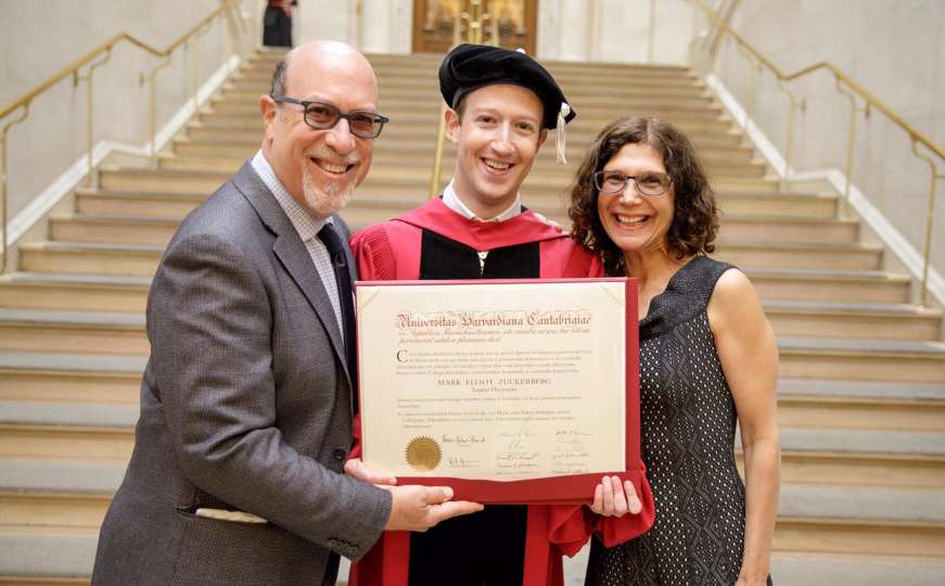 Zuckerberg "završio fakultet": Uručena mu diploma s Harvarda