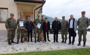 Dva psa obučena za otkrivanje mina predata Deminerskom bataljonu