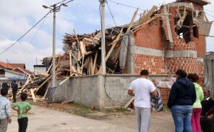 Stotine ljudi klanjale džumu ispred porušene džamije u Zemun-Polju