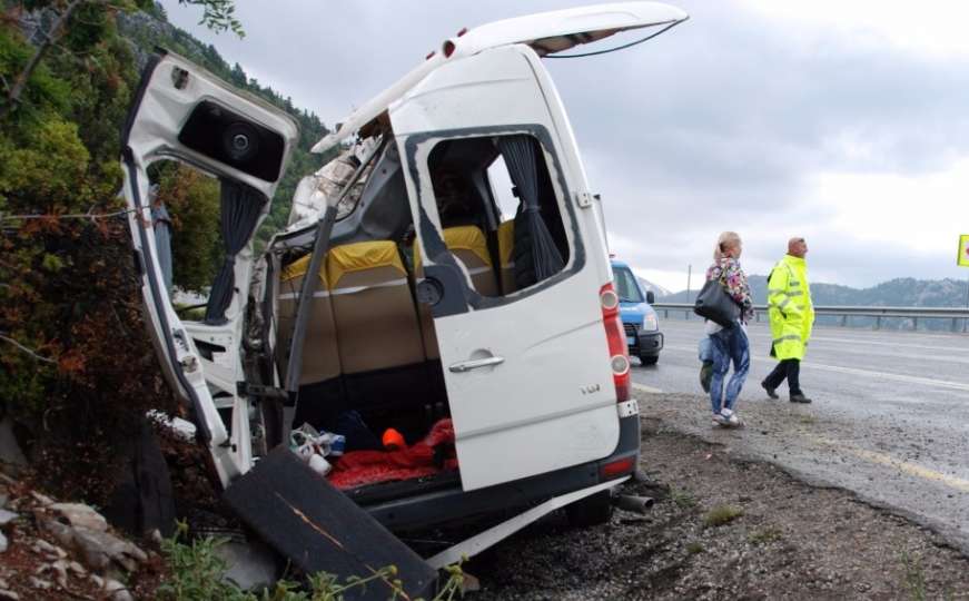 Prevrnuo se minibus: Povrijeđene tri osobe