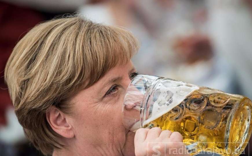 Nakon razočaravajućeg samita i Trumpova neslaganja: Angela Merkel popila pivo