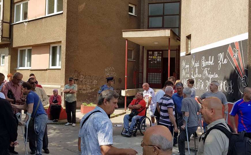 Građani zaustavili deložaciju ratnog vojnog invalida Nedžada Muharemovića