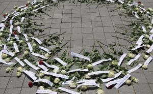  Protestna šetnja s bijelim trakama i 102 ruže za ubijenu djecu