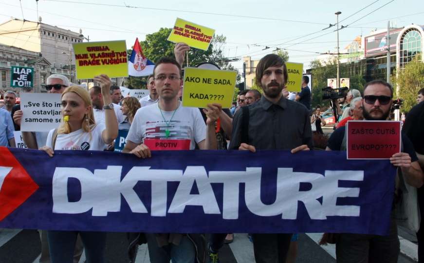 Građani i dio opozicije šetali centralnim ulicama u protestu protiv "dikature"
