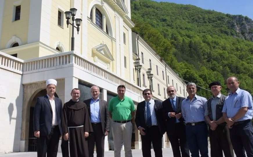 Ajnadžić uručio donacije za franjevački samostan i džamiju 