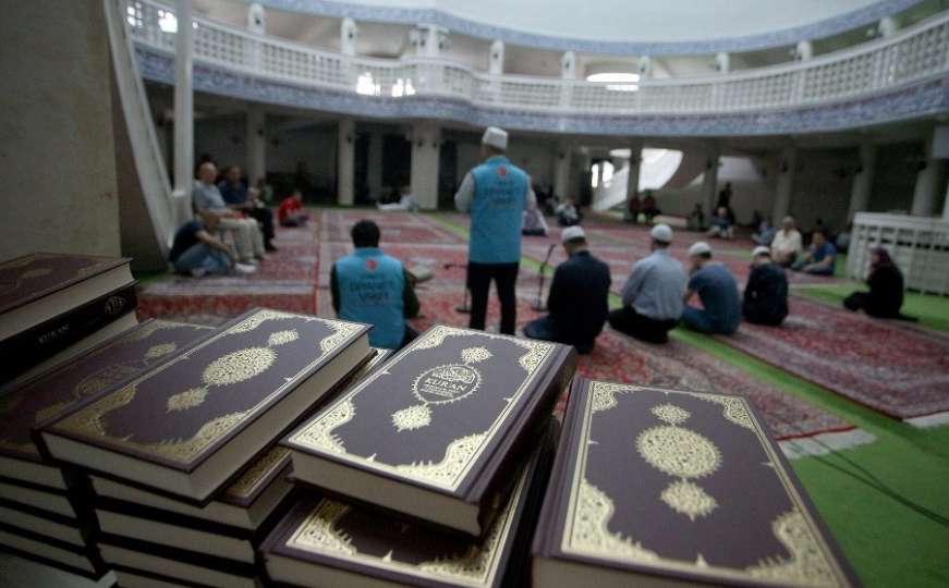 Muslimanima u Hrvatskoj podijeljeni primjerci Kur'ana na bosanskom jeziku