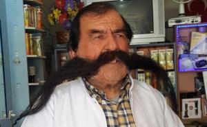 On je ponosni vlasnik brkova koje nije brijao pedeset godina 
