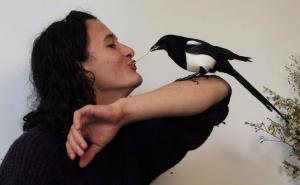 Sreća ga srela: Upoznajte čovjeka koji živi sa svrakom