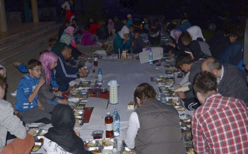 Od svojih džeparaca pripremili iftar za 200 osoba