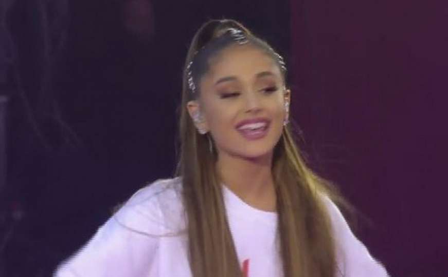 Ariana Grande i brojne zvijezde pjevale za žrtve napada