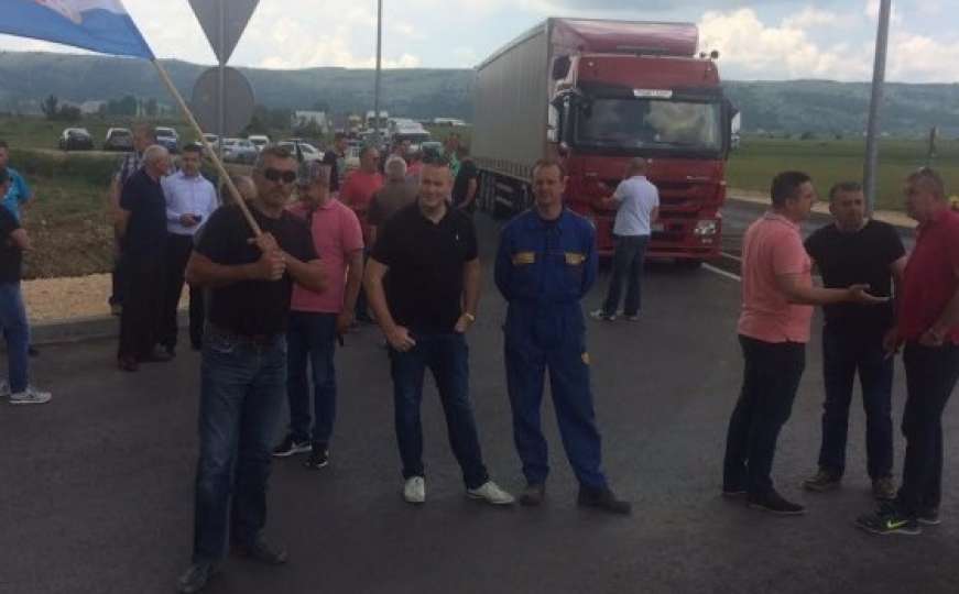 Privrednici iz Tomislavgrada blokirali saobraćajnicu prema Posušju   