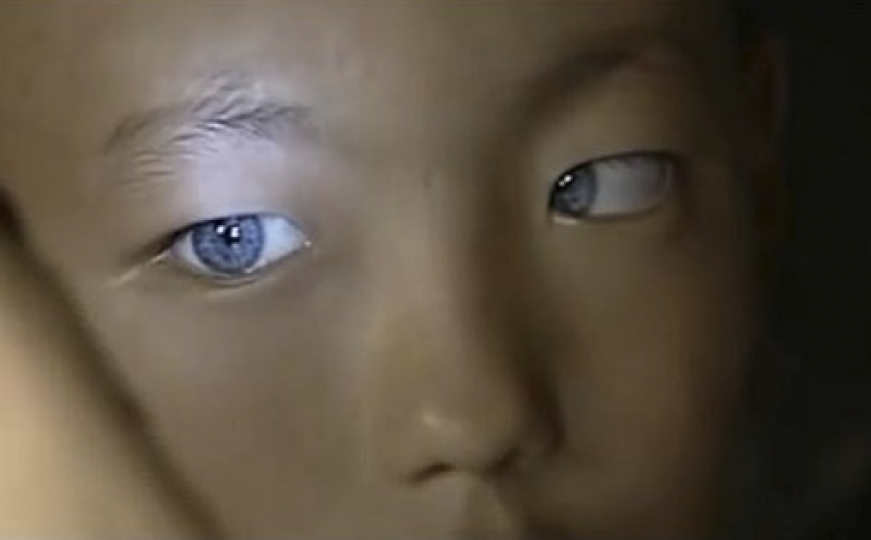 Dječak s plavim očima vidi u potpunom mraku
