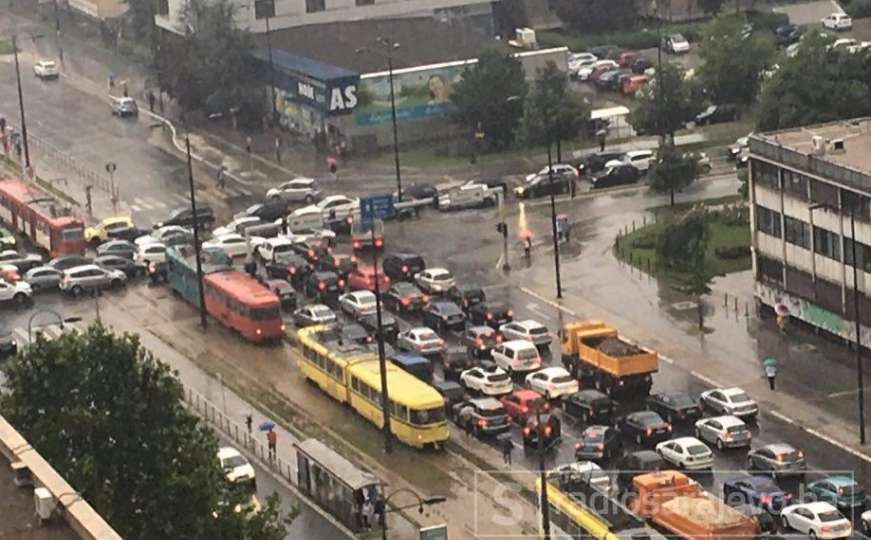 Jaka kiša poplavila ulice Sarajeva: Upaljen žuti meteoalarm, saobraćaj otežan