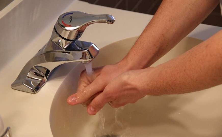 Naučnici srušili mit da je bolje prati ruke toplom vodom