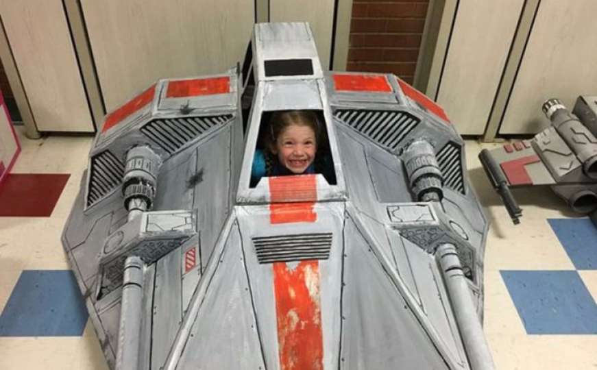Otac kćerki napravio svemirski brod od kartona 