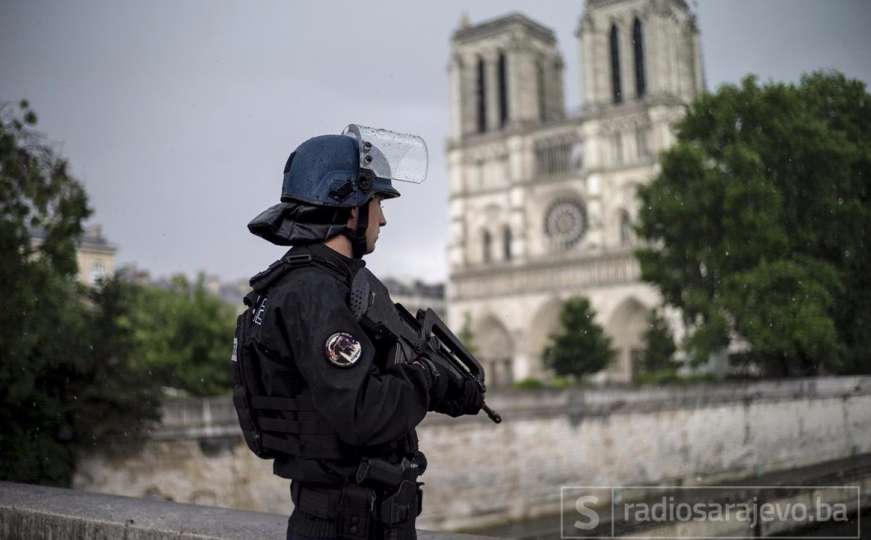 Pariz: Objavljen snimak napada čekićem na policajca