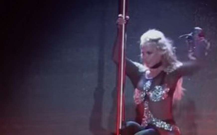Britney Spears spao mikrofon tokom nastupa, ali je playback nastavio "pjevati"
