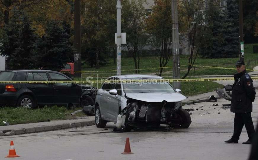 Sudar tri vozila u naselju Grbavica: Jedna osoba povrijeđena