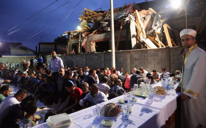 Vjernici organizirali veliki iftar kod srušene džamije u Zemunu