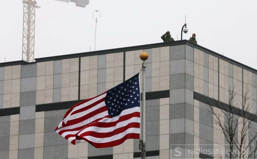 Bačena eksplozivna naprava na američku ambasadu