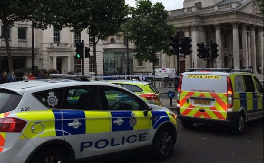 Evakuiran Trafalgar Square zbog sumnjivog paketa