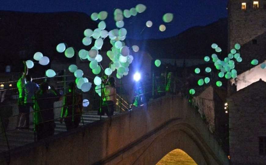 U inat koncertu Thompsona: Sa Starog mosta pušteno 150 balona