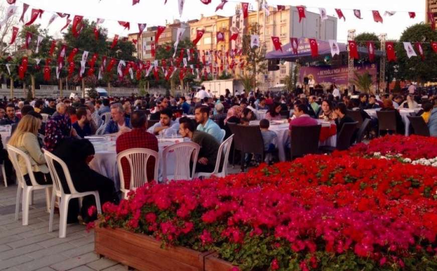 Na Taksimu svaki dan iftar za 5.000 ljudi