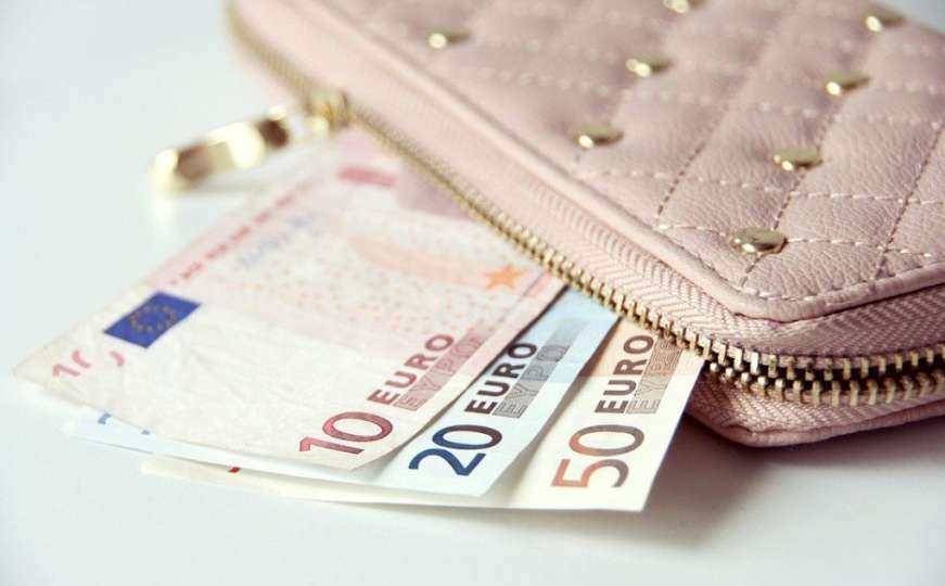 Konobarica pronašla novčanik s novcem i vratila ga vlasnici