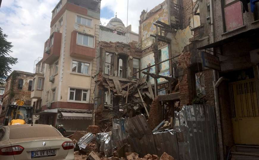 Urušila se zgrada u centru Istanbula: Spasilačke ekipe na terenu