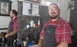 Srebrenički frizer: Manje zarađuje, ali više uživa u rodnom gradu