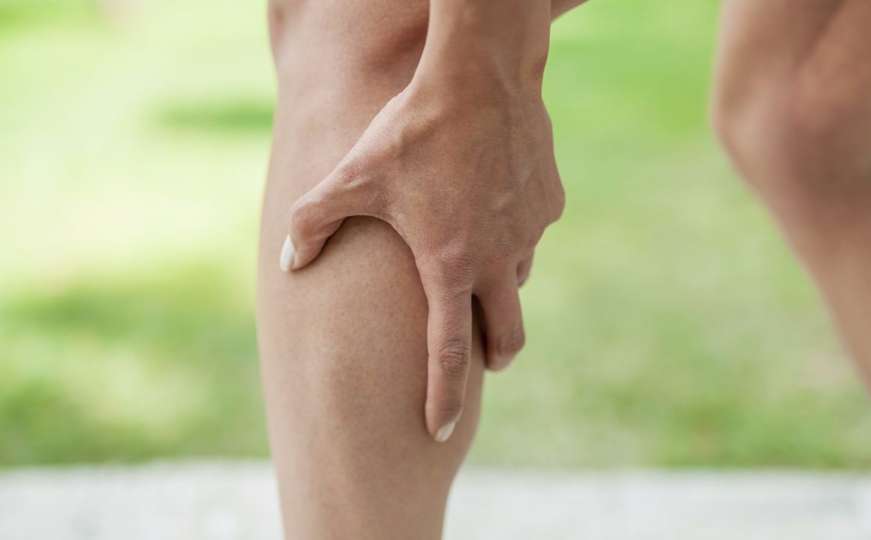 Redovno istezanje i hidratacija mogu spriječiti grčeve u nogama
