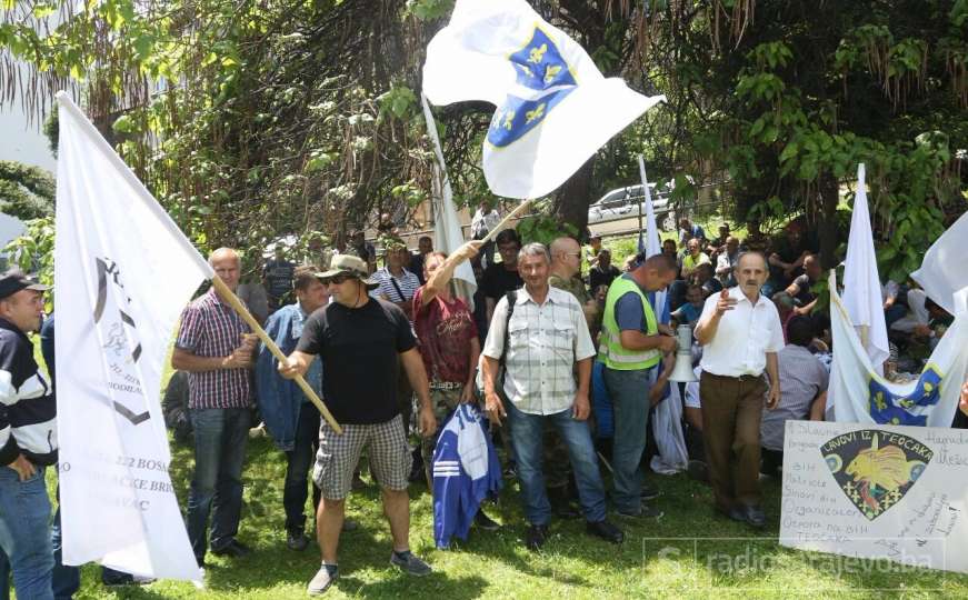 Pješačili 190 km: Grupa demobiliziranih boraca stigla ispred zgrade Vlade FBiH