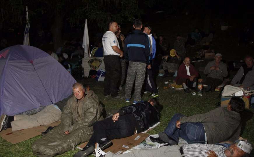 Borci razapeli šatore: Noće pred zgradom Vlade FBIH