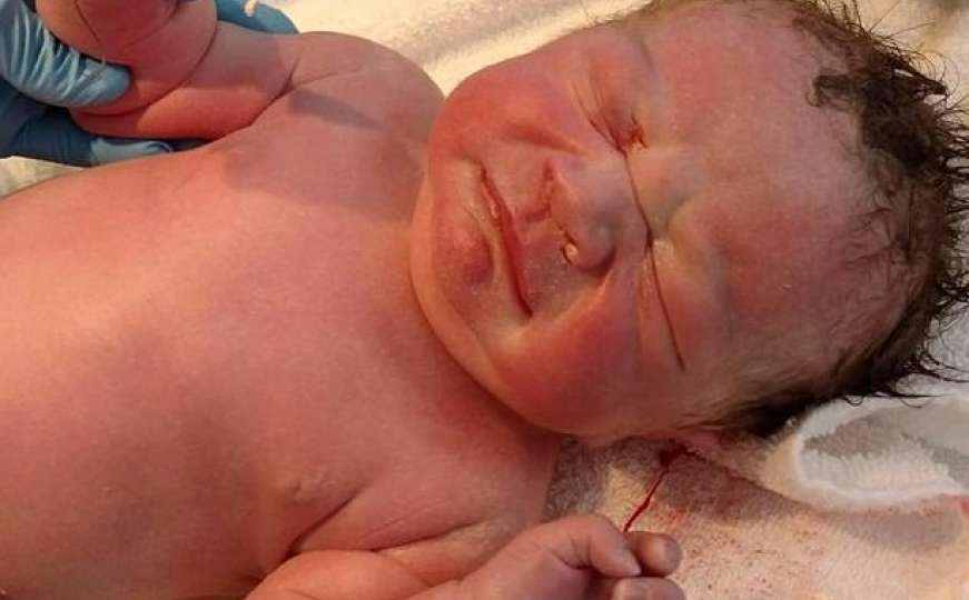 Porodilište zamijenilo bebe, porodica saznala 27 godina poslije