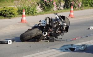 U sudaru s autobusom poginuo motociklista