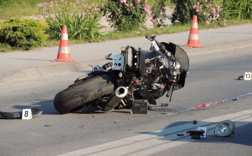 U sudaru s autobusom poginuo motociklista