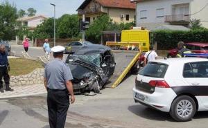 Jedna osoba teže povrijeđena u sudaru autobusa i automobila