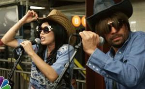Miley Cyrus pjevala u podzemnoj stanici sa Jimmyjem Fallonom